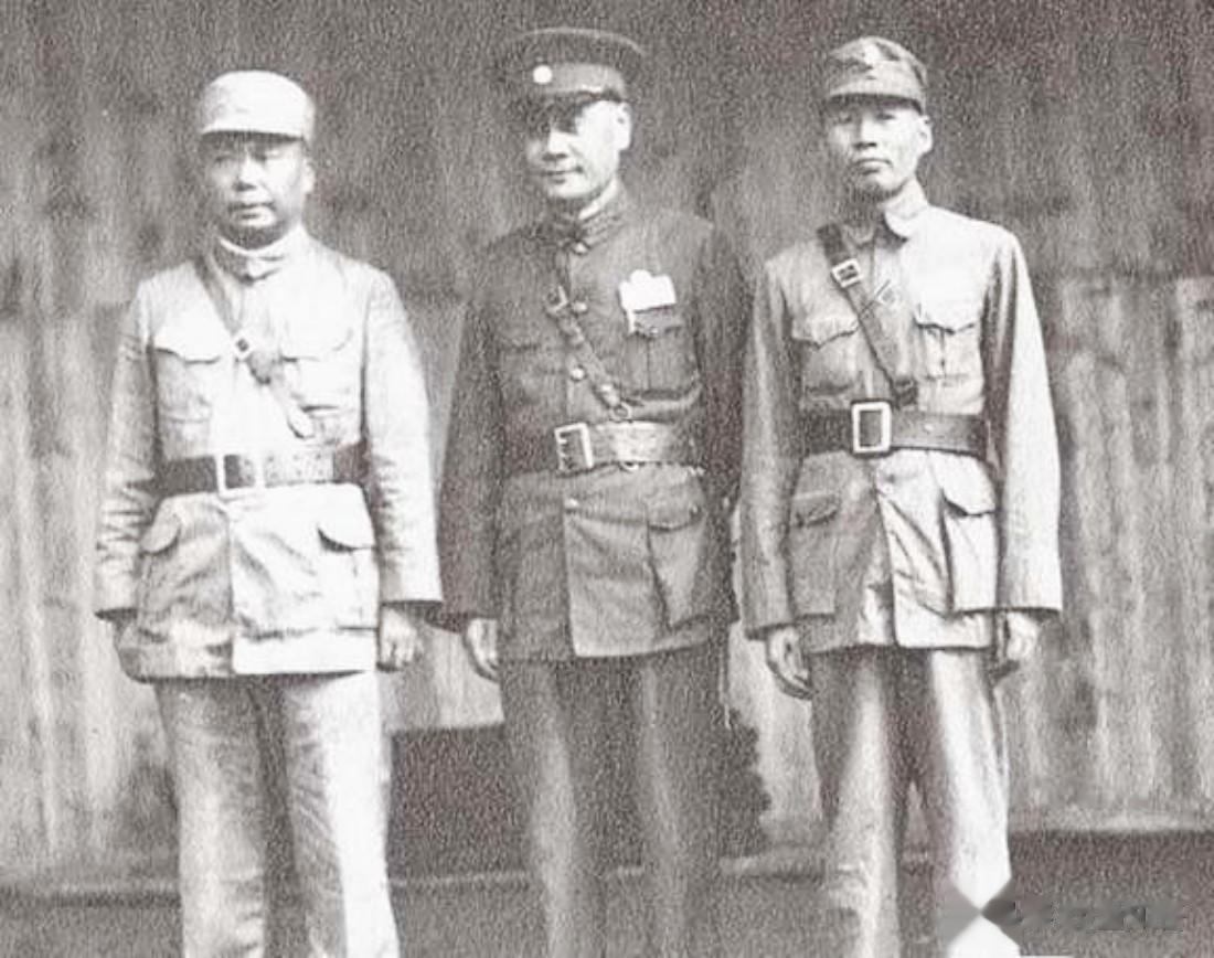 #妙笔生花创作挑战#
1935年初，蒋介石派参谋团入川。8月，为整理四川军事，将