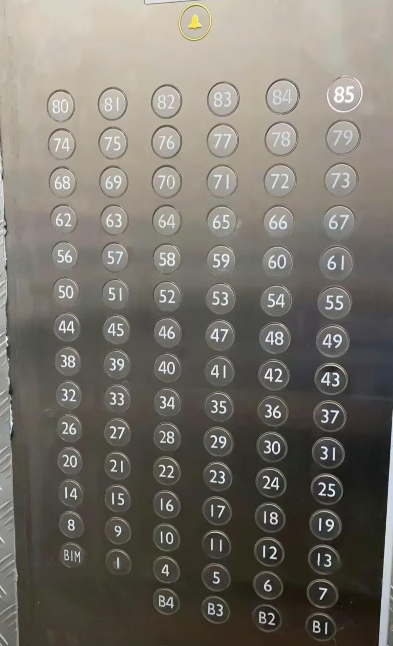 看得我密集恐惧症都要犯了！
大家有没有在这种超高楼层办公过，
我看网上说的最多的