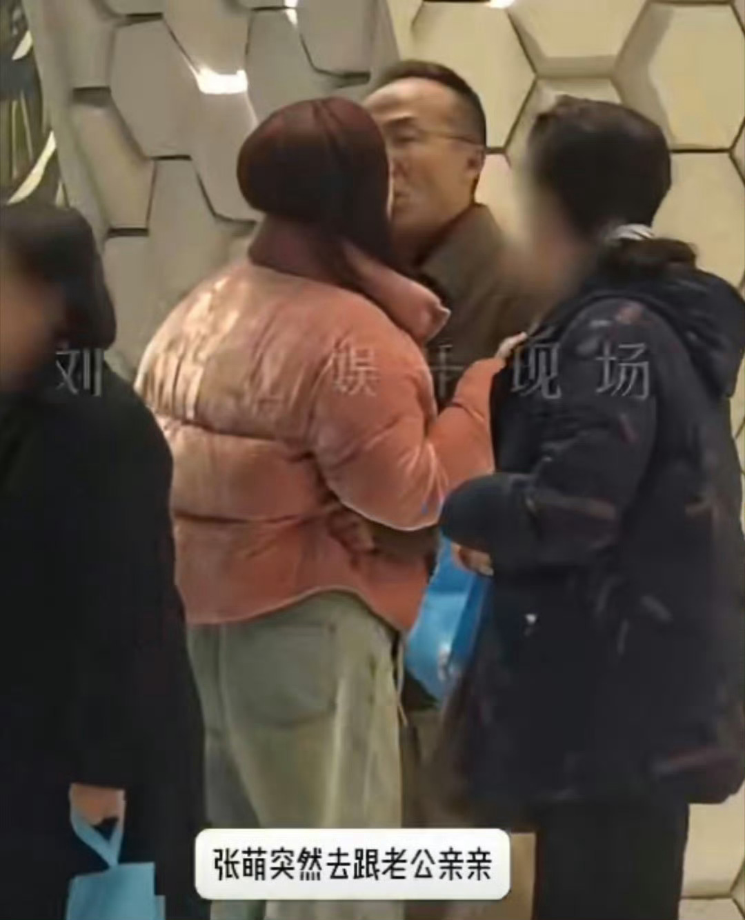 甜度超标！张萌夫妇路边亲吻被拍，这自然流露的糖分才是最真实的。张萌夫妇路边亲吻