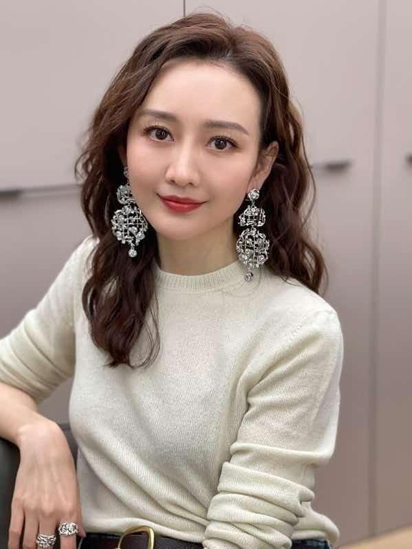 我问我妈，
王鸥既然不想孩子被过度关注，那为什么又要公开孩子？我妈叹了口气说，这