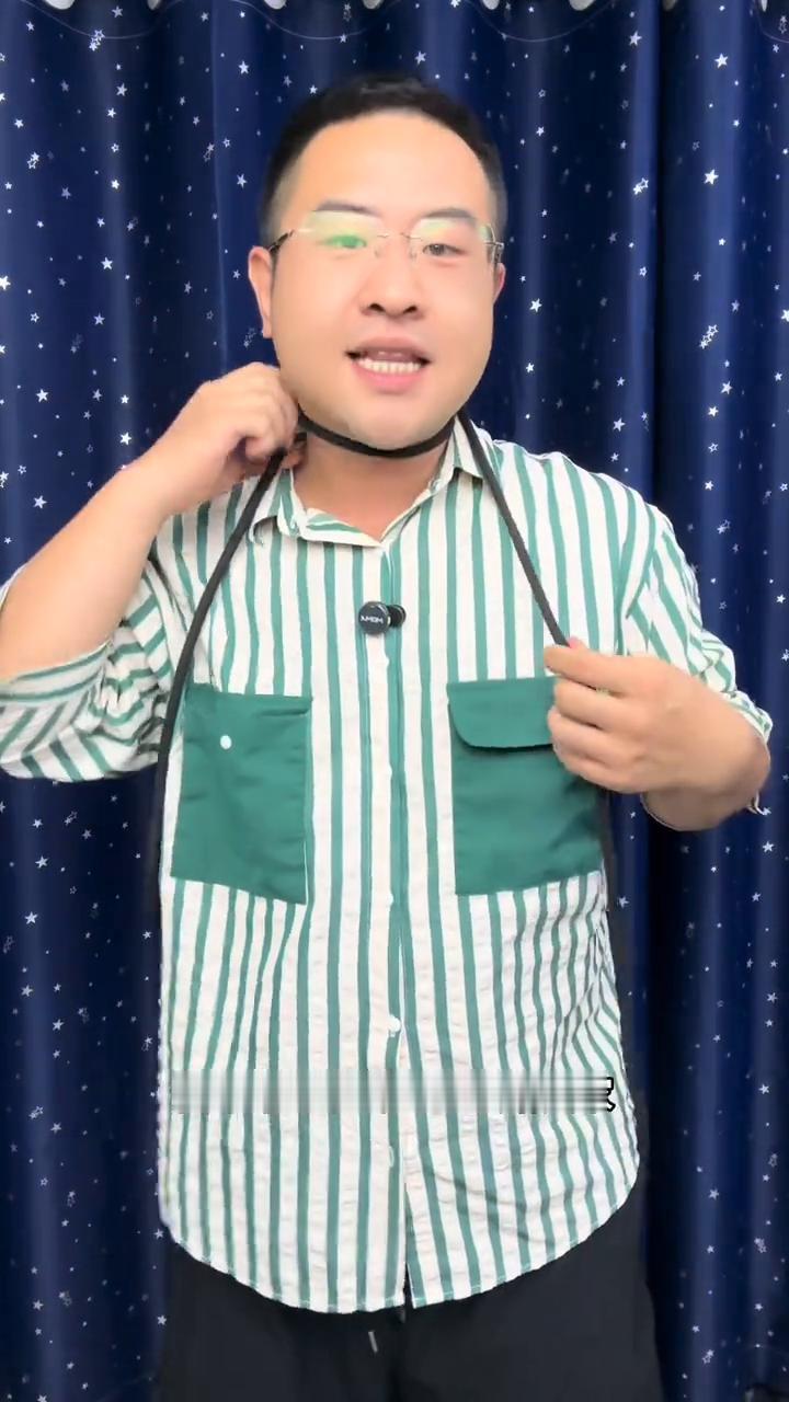 古彩戏法：绳子穿透术。
美女你好，接下来跟我一起做个游戏，我来做你来学。把绳子挂