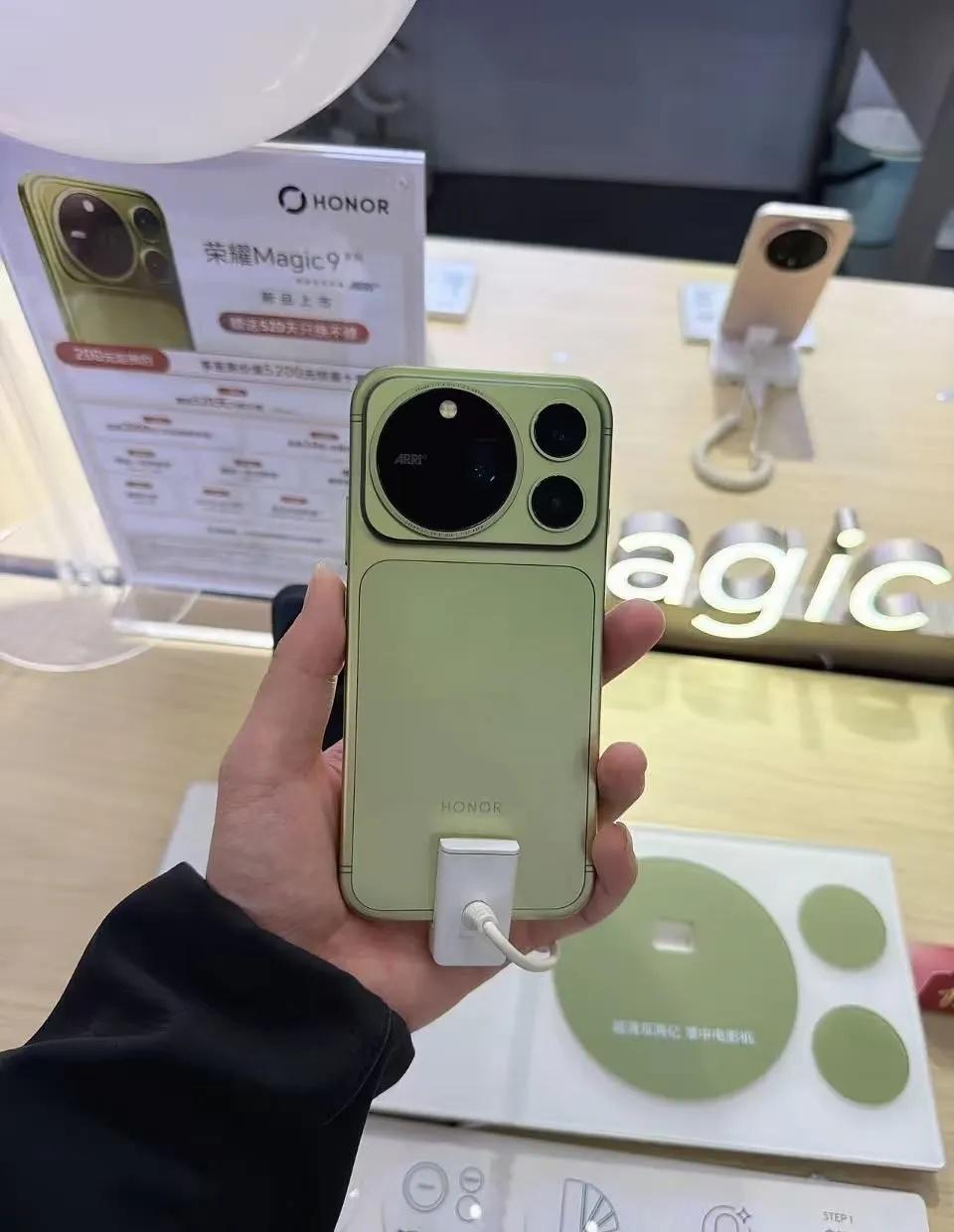 去店里摸了荣耀Magic9三台，我的真实感受
网上看参数不如去店里摸一摸，今天去