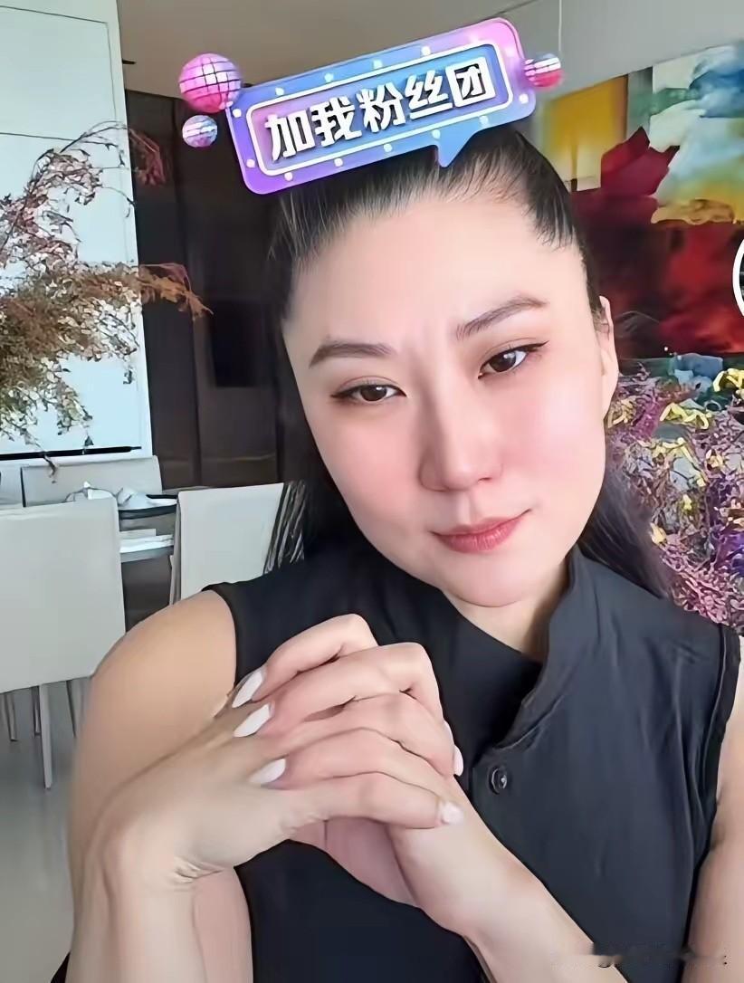 四哥离世第9天，coco开直播哭成泪人，她一身黑衣表情难过，几天没有吃东西瘦了很