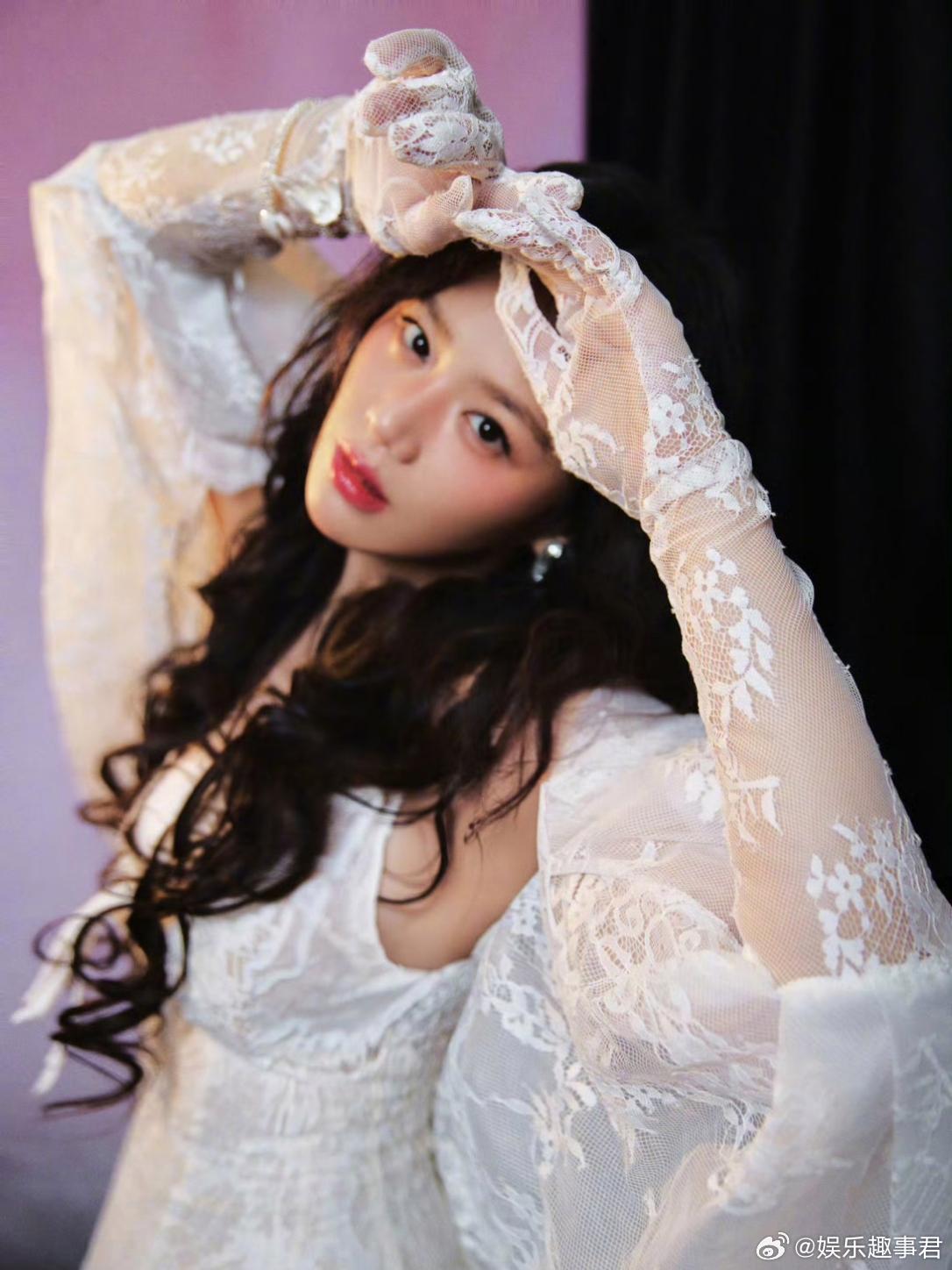 马思纯张哲轩分手节目里，马思纯与杨天真的对谈中公开确认自己的单身状态，官宣了和张