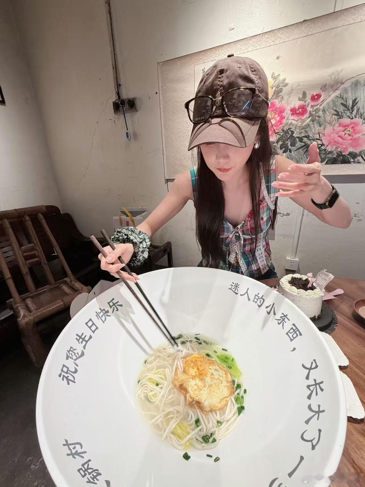 李一桐生日莲花灯起火了 浪漫的生日环节遇上突发状况，这也算是很难忘的生日记忆了。
