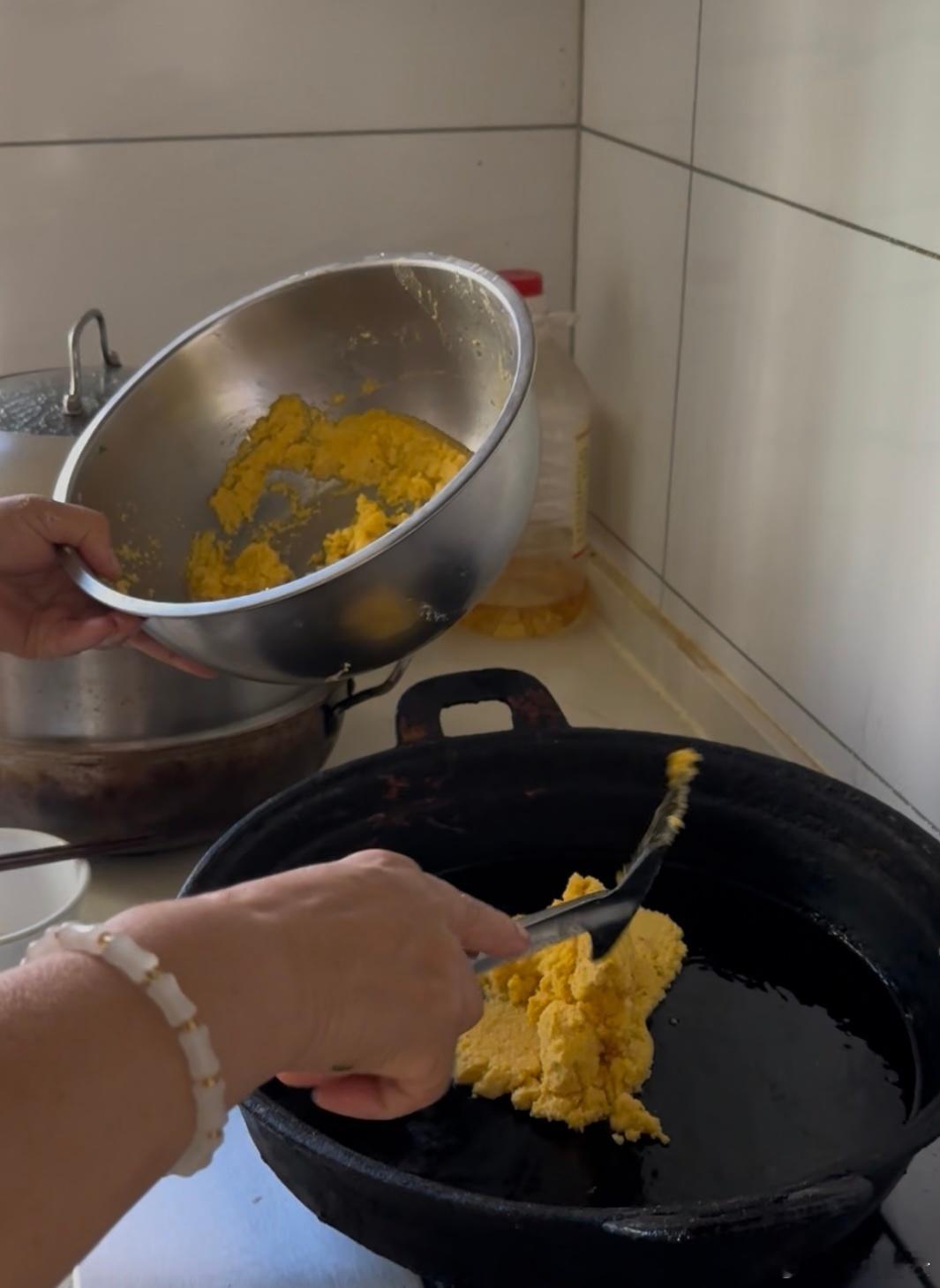 美食摄影[超话]  到天津还不到24小时，胃已经受不住了[允悲]玉米面烙的胡饼，