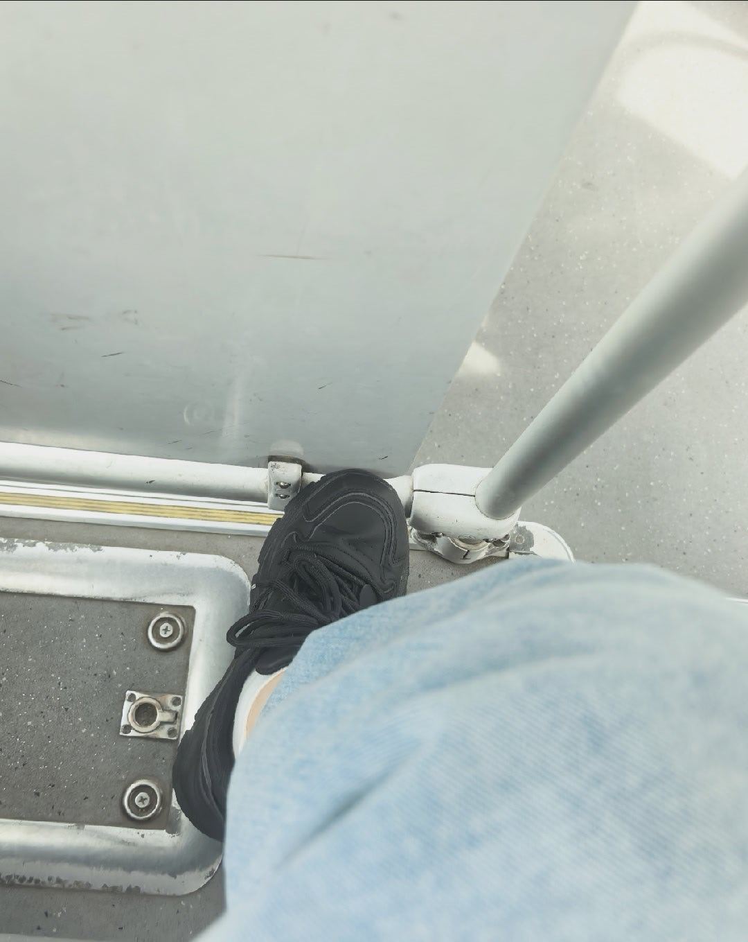 谁成想呢。跷二郎腿不小心把鞋尖卡进了缝隙里。因为脚太大了，临下车着急拔不出来就这