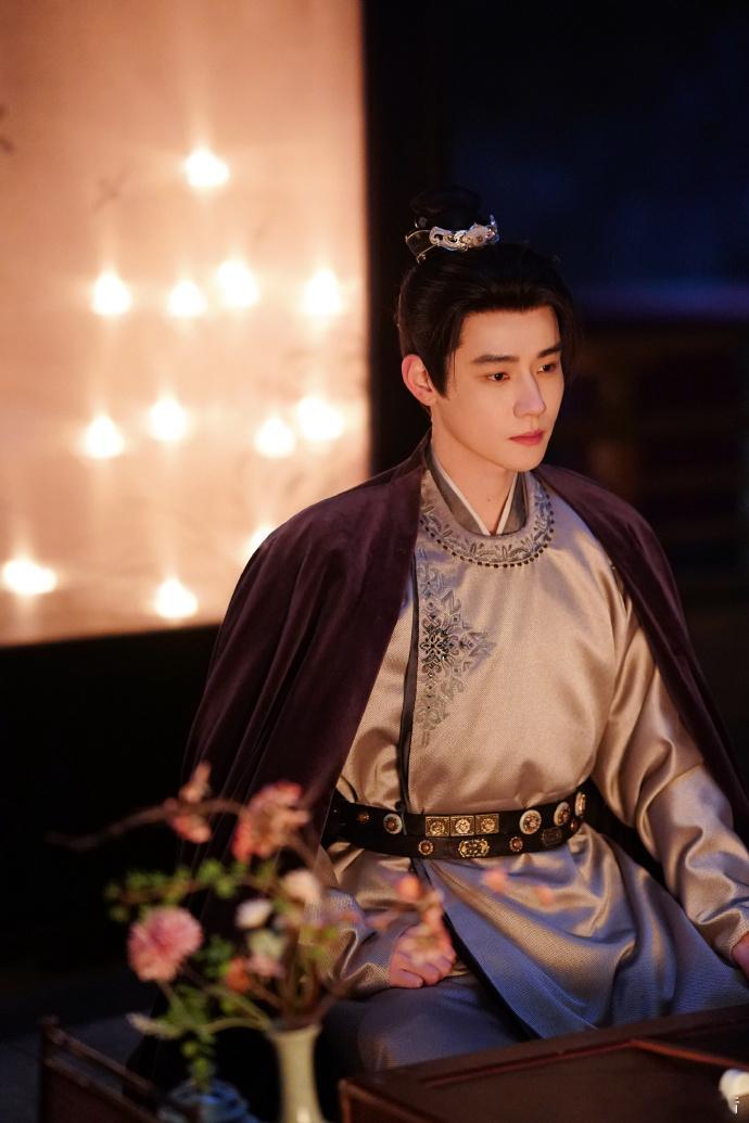 任豪归来仍是拍立得战神 面对镜头任豪游刃有余😎拍立得造型一整个眼前一亮，直到现