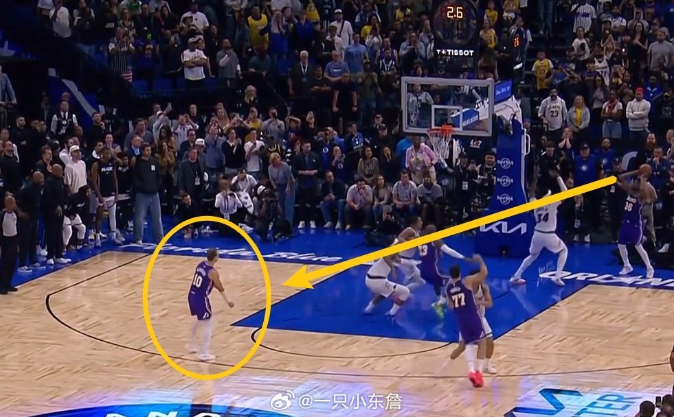 射手的自我修养！肯纳德接球前非常悠闲地整理了护臂 后稳稳命中肯纳德三分绝杀湖人战