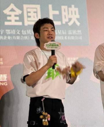 蒋龙杨超越张弛演我被点名 完美复刻当代人被点名真实状态，蒋龙认真系鞋带，杨超越张