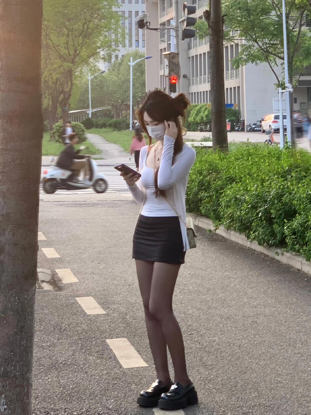 都市街头，吊带包臀裙搭配黑丝袜的时尚少女总能赚足回头率。黑丝恰到好处地勾勒腿部线