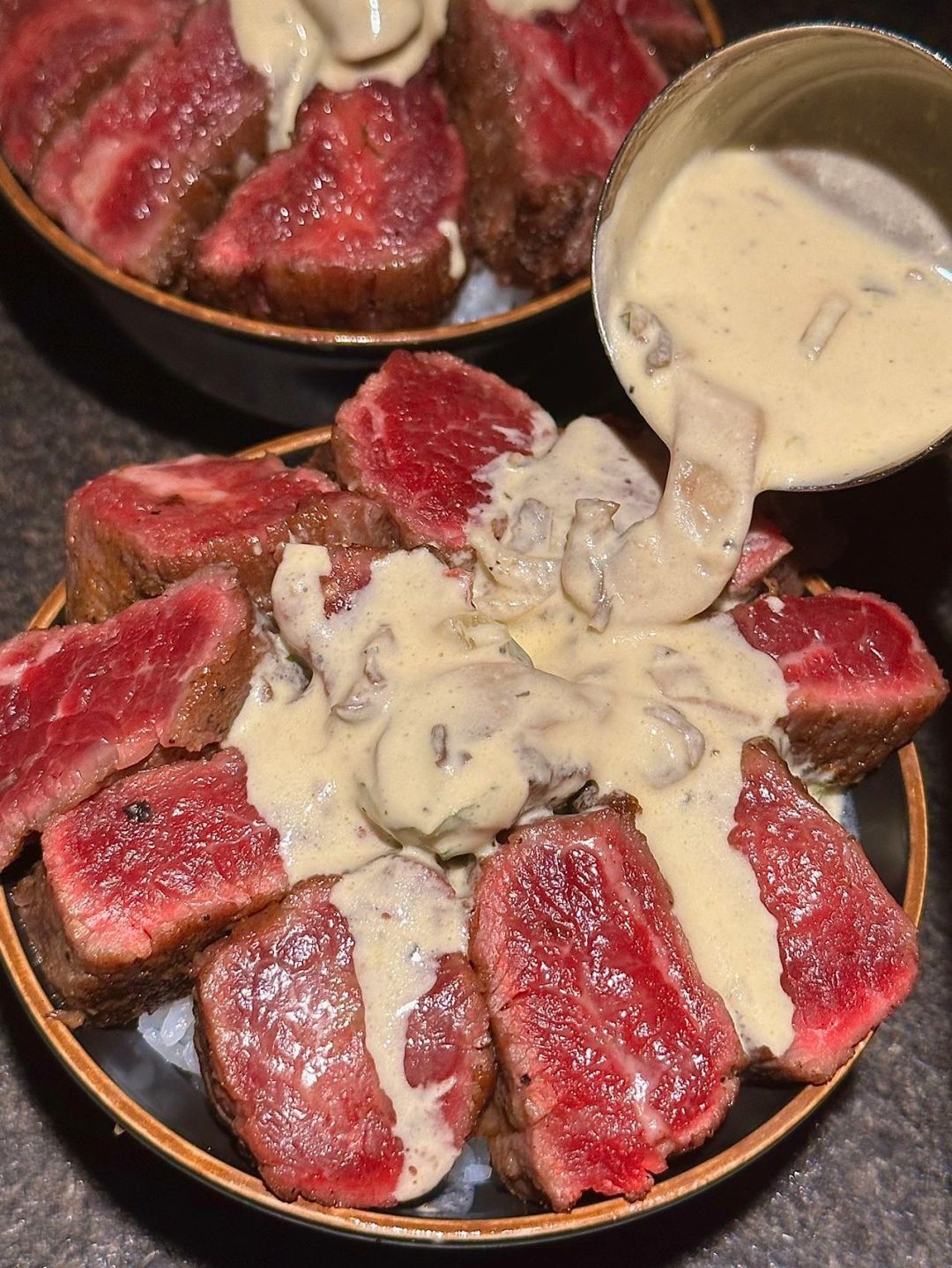 不敢想象有多好吃！盖浇奶油牛排饭……