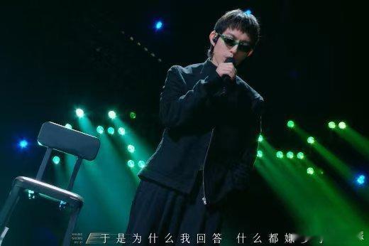 汪苏泷负责唱 林宥嘉负责cos汤令山 汪苏泷唱歌超稳，林宥嘉cos汤令山也超像，