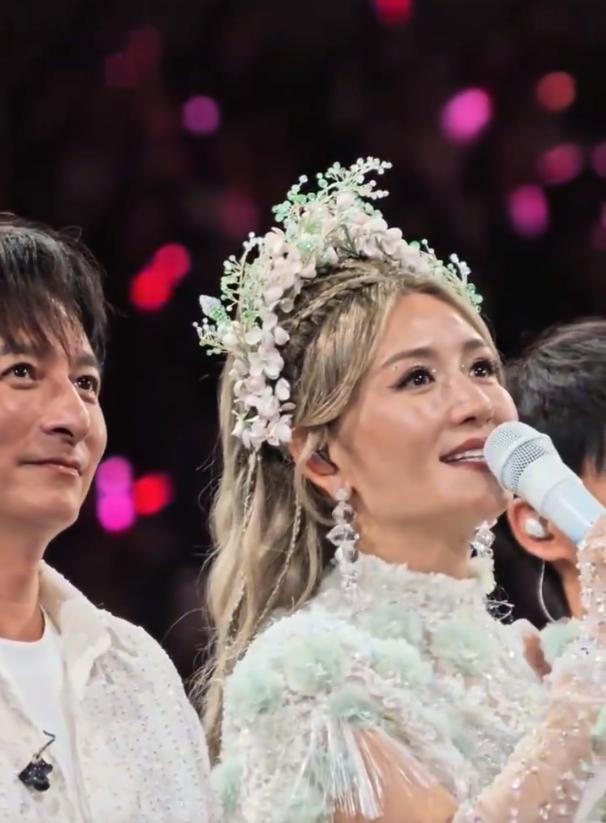 【罗列谢娜演唱会上的惊艳亮点】张杰谢娜这和婚礼现场有啥区别 这两天，谢娜在成都举
