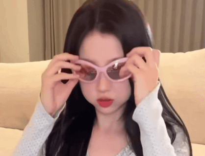 emmm虞书欣直播的时候好像美颜开的有点大啊，一会没跟上，就显露出原来的脸圆圆了