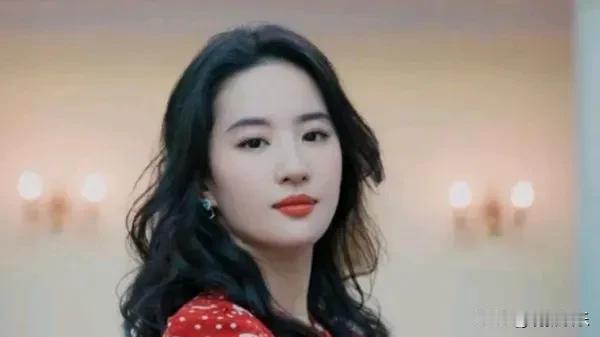 刘亦菲的美貌，仿佛是上天特别眷顾，她的容颜让人一见难忘。她的眉毛似远山含翠，眼睛