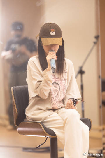 白鹿演唱会紧张白鹿十周年拾光音乐会区别于大型演唱会，这场十周年活动是近距离粉丝会