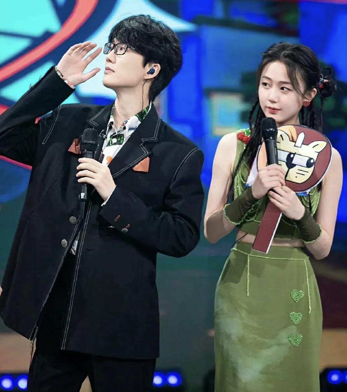许嵩如果真的结婚了，

为什么他不官宣？

是因为他和冯禧两个人的差距太大，担心