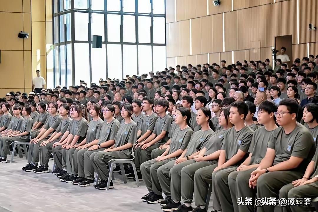 格力学校今年一创办，便引来热议和好评。
   这样的服装坐姿，给人的感觉就是一种