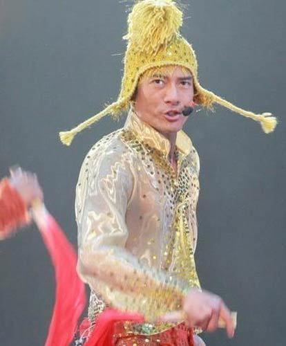 戴着棉帽子的郭富城好似老宝宝，如今老父亲的他抱着小宝宝一脸慈祥。这娃娃好萌哦，黑