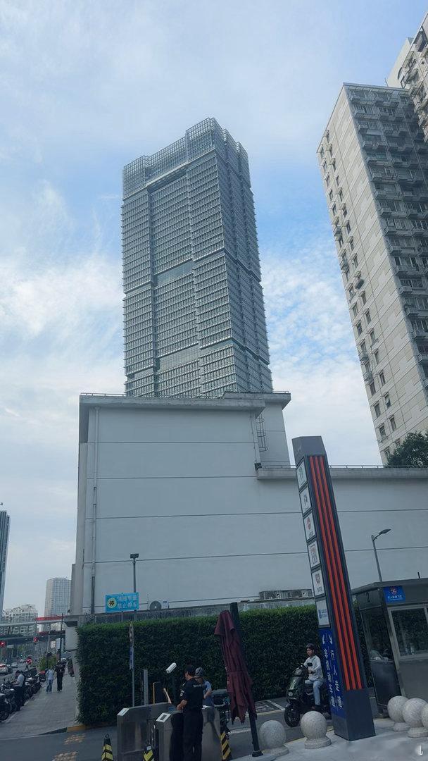 上海外滩无心❤️生大用……以傲慢与偏见，游黄浦江。傲慢，是坚持自己的审美；偏见，