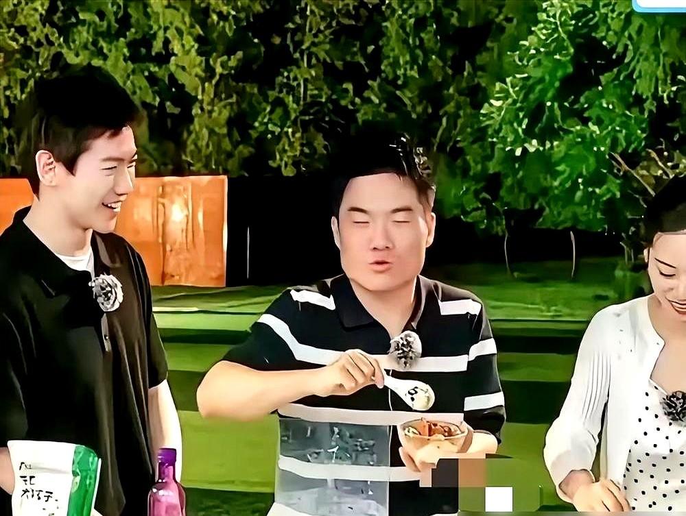 宇辉这回在直播里说漏嘴了，大家才知道他为啥老不想回老家。
他亲弟成天在家扯着嗓门