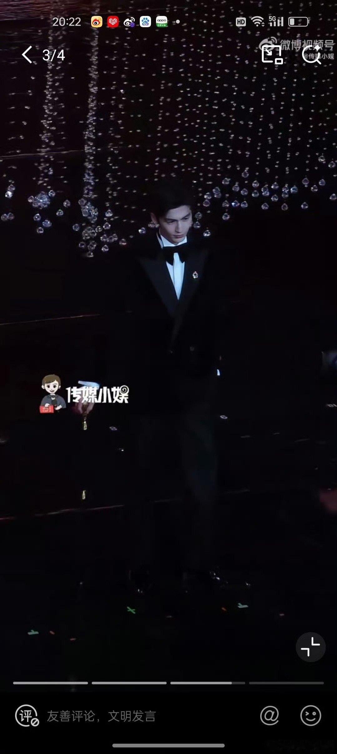 张凌赫关晓彤腿长加起来比我粉丝都多 台下瞅着他俩领奖，腿长到快溢出屏幕，默默数了