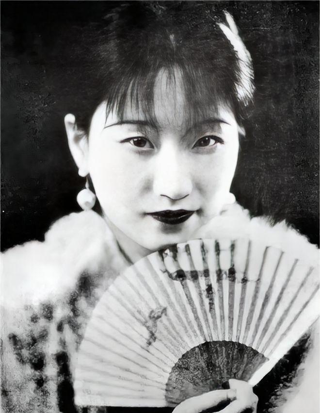 1965年，62岁陆小曼去世。翁瑞午的长女翁香光闻讯赶来，见四下无人，迅速解开陆