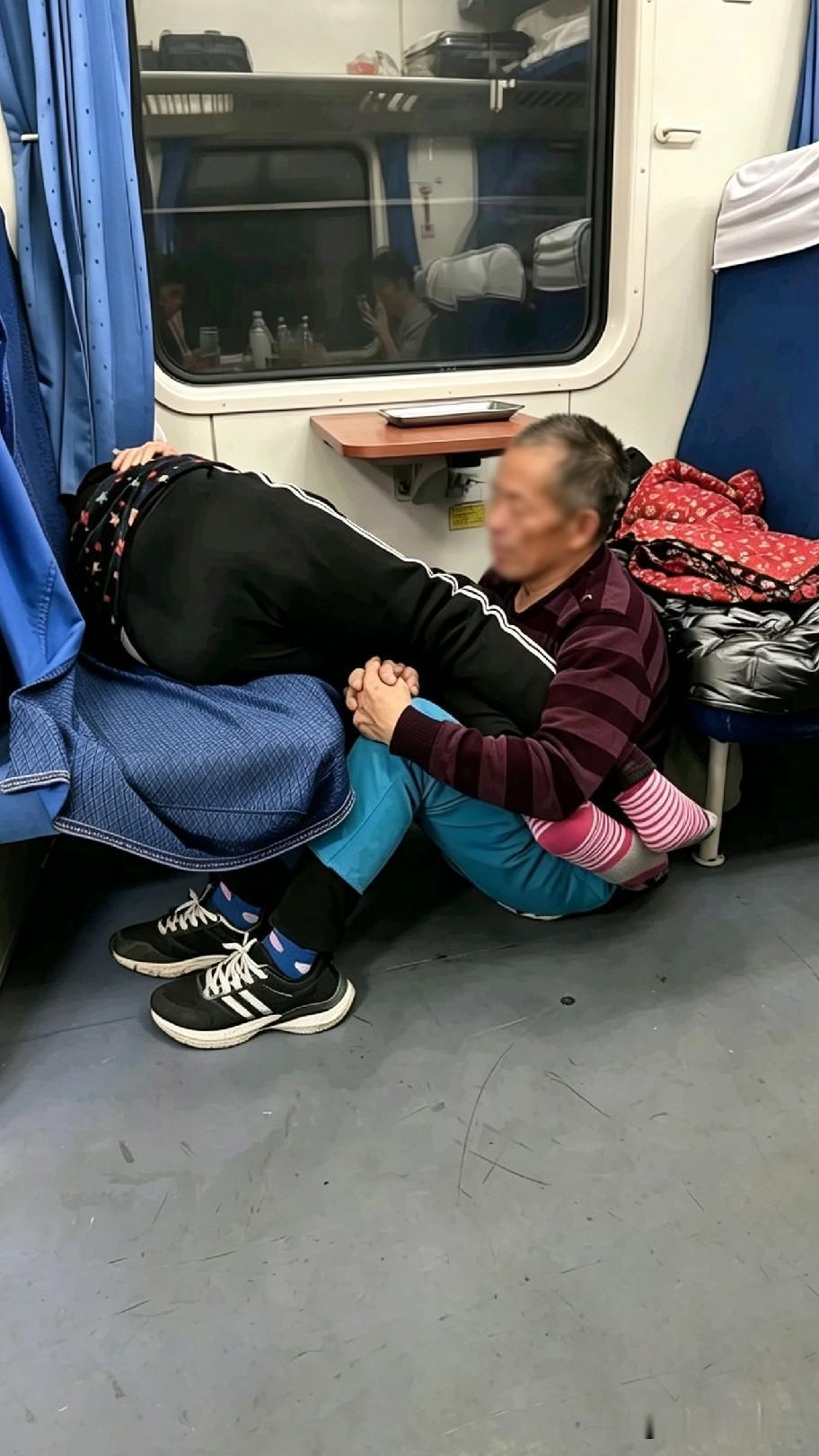 火车上随手拍下两位老人相依的画面，有人说这是最质朴的秀恩爱，也有人觉得在公共场合