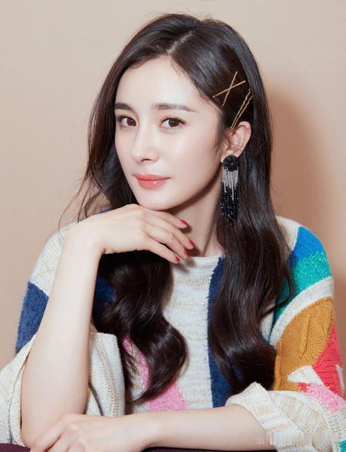 杨幂拍摄张艺谋新片《惊蛰无声》时，为一场奔跑戏反复拍摄至体力透支。导演调侃她最后