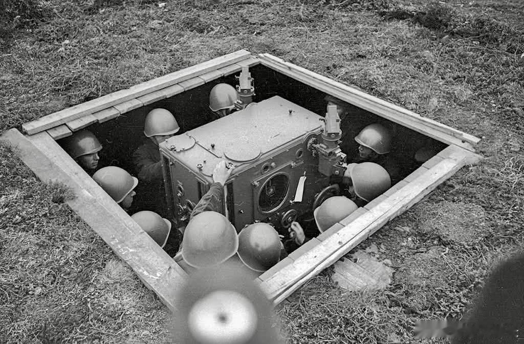 1941年，摩尔曼斯克州前线一处地下掩体内，一组苏军炮兵正在操纵一台模拟式高炮射
