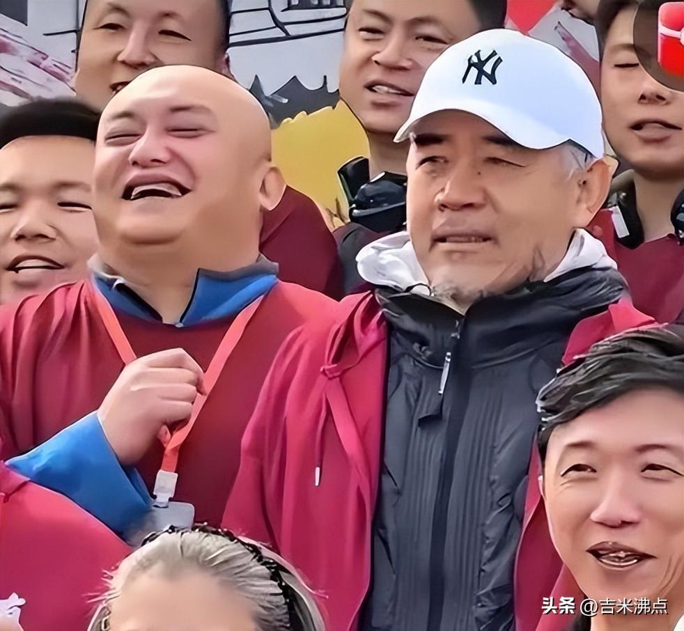 陈宝国瘦了，儿子不结婚，老爷子到底在想啥。
上个月在潍坊拍戏，有人拍到陈宝国蹲在