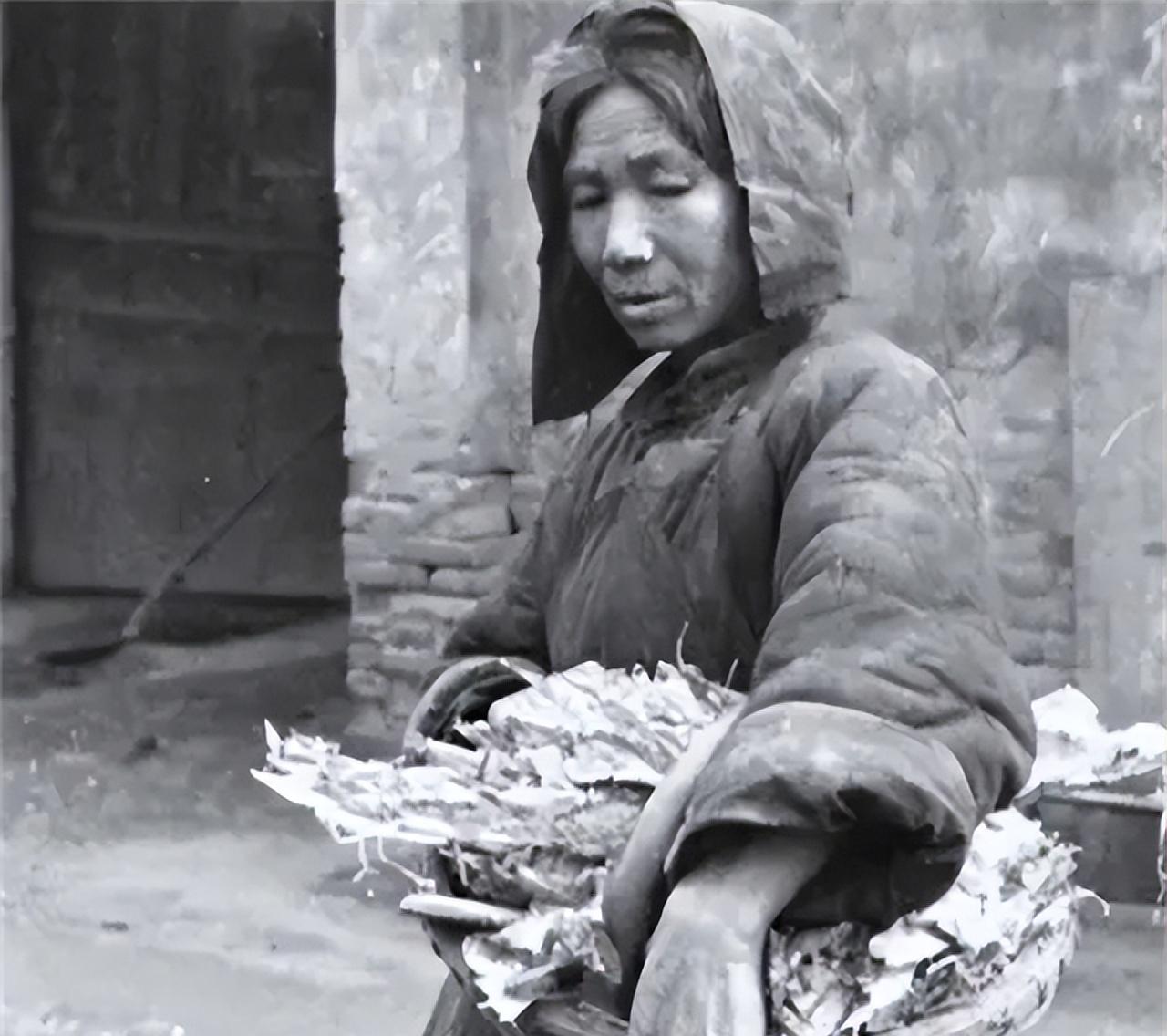 1941年，一农妇偷偷跑到当伪军的侄子家门口，伸长脖子往里一瞧，见家里只有侄子一