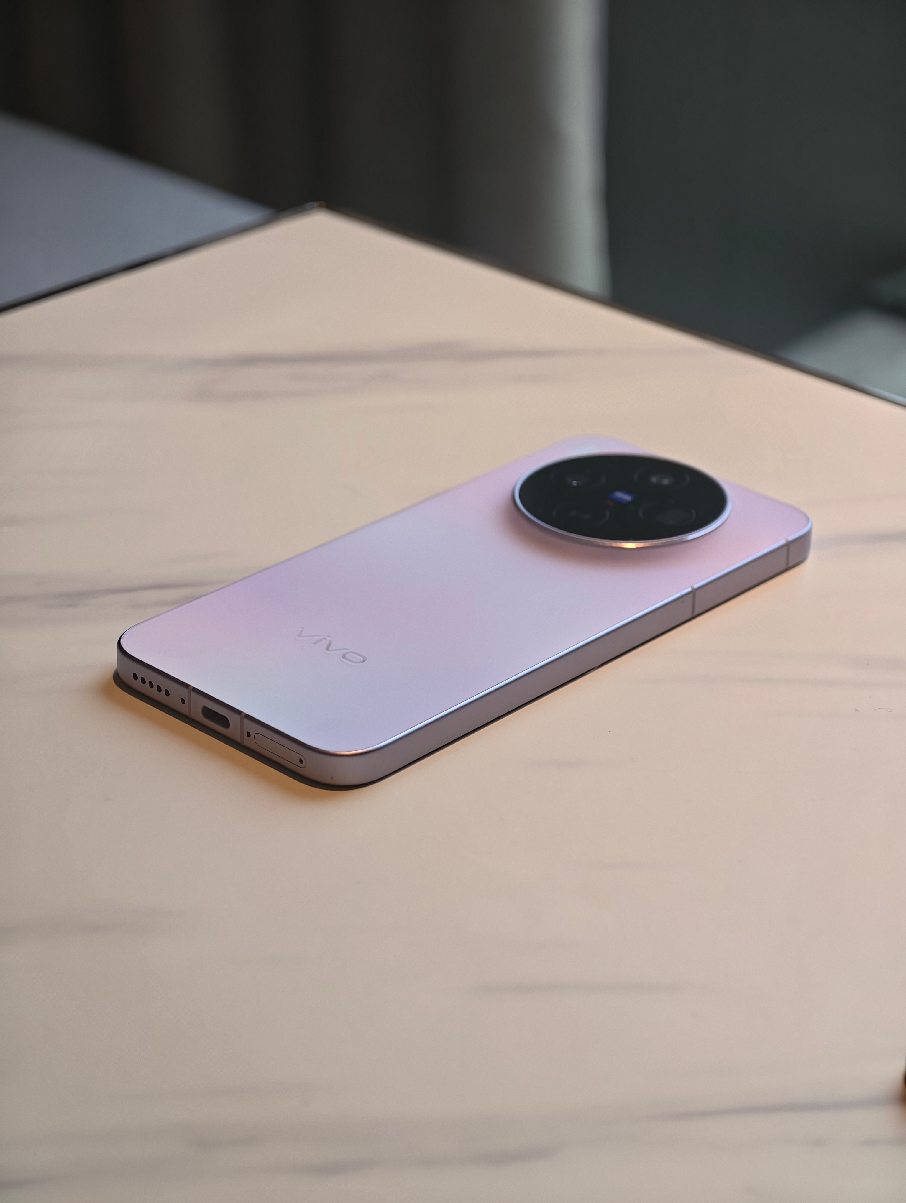 摸了一下vivo X300s这个紫色，在不同光线下会呈现出不同的效果，如梦如幻的