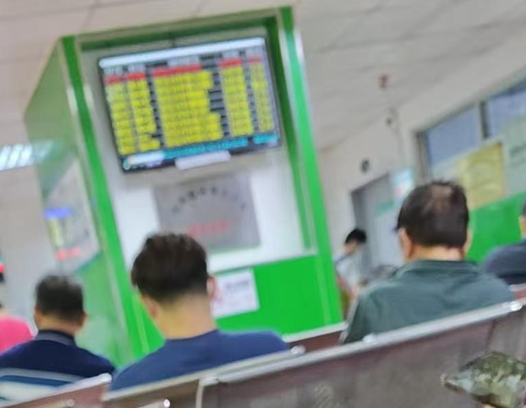 A股下跌个股超4600只在医院等挂号的股民此刻的内心独白：这电子屏真像大A行情图