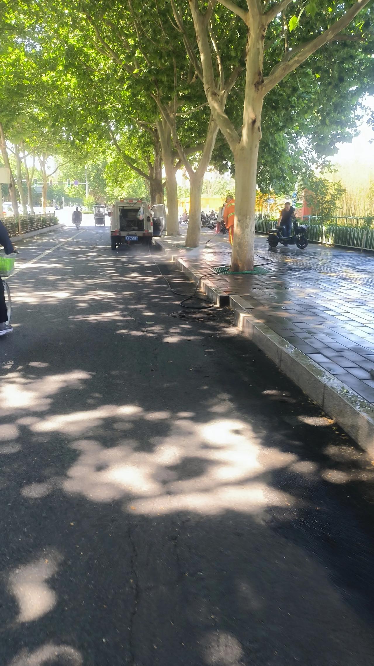 环卫工人的“鸟枪换炮”

坐标保定。在恒祥北大街偶遇环卫工人正用高压水枪冲洗路面