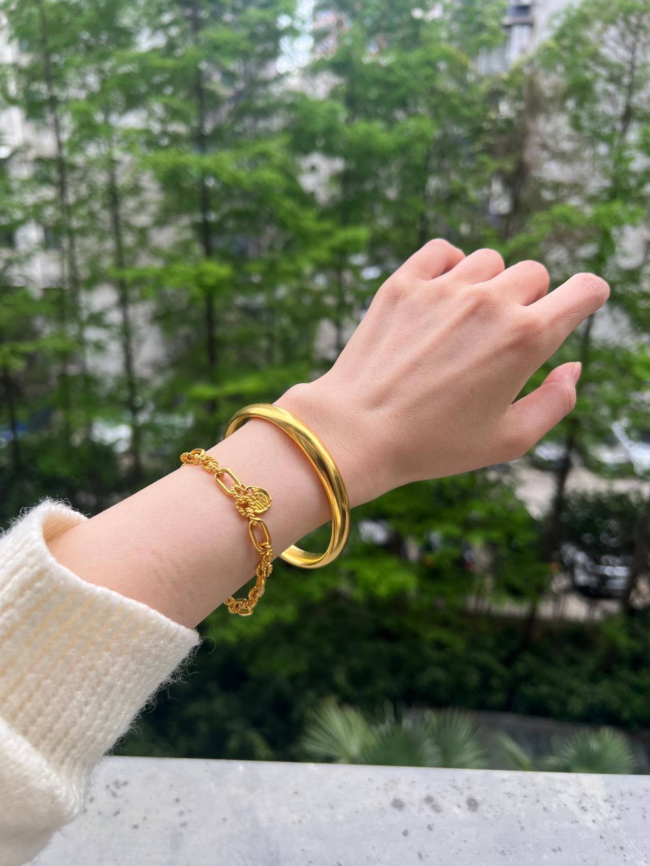 “弟媳竟对姐姐的金手镯下手调包！”王女士的弟媳表面热心帮忙看娃，背后竟调包38克