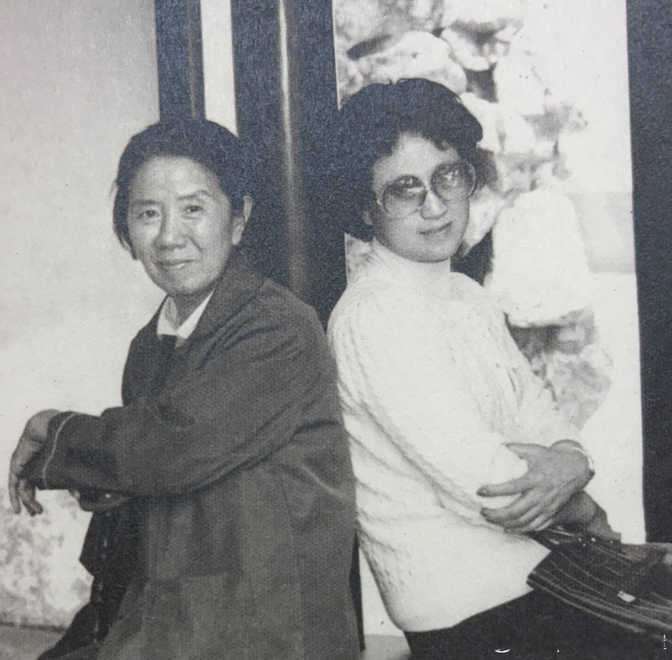 80年代竺素娥（1916.12.4-1989.12.26）与王文娟，竺素娥是王文