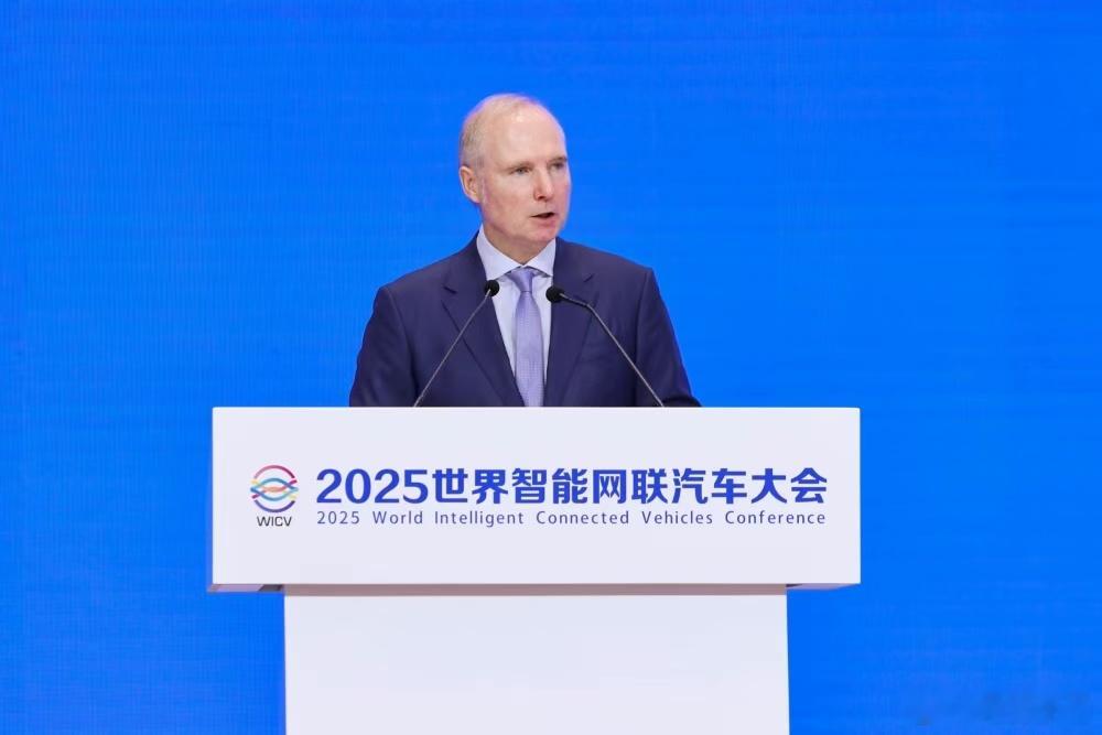 在10月16日举行的2025世界智能网联汽车大会上，宝马集团董事高乐发言：面对全