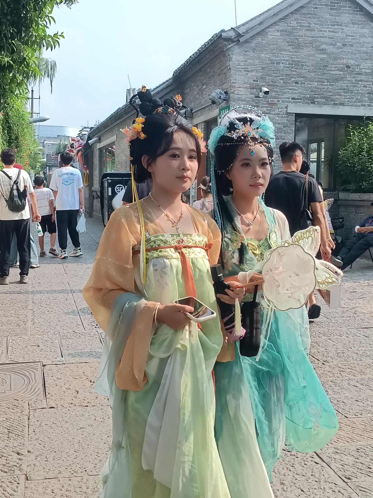 补发一张前天游济南“大明湖＂所见美女和美景，漂亮女孩真是养眼！

前两天去济南玩