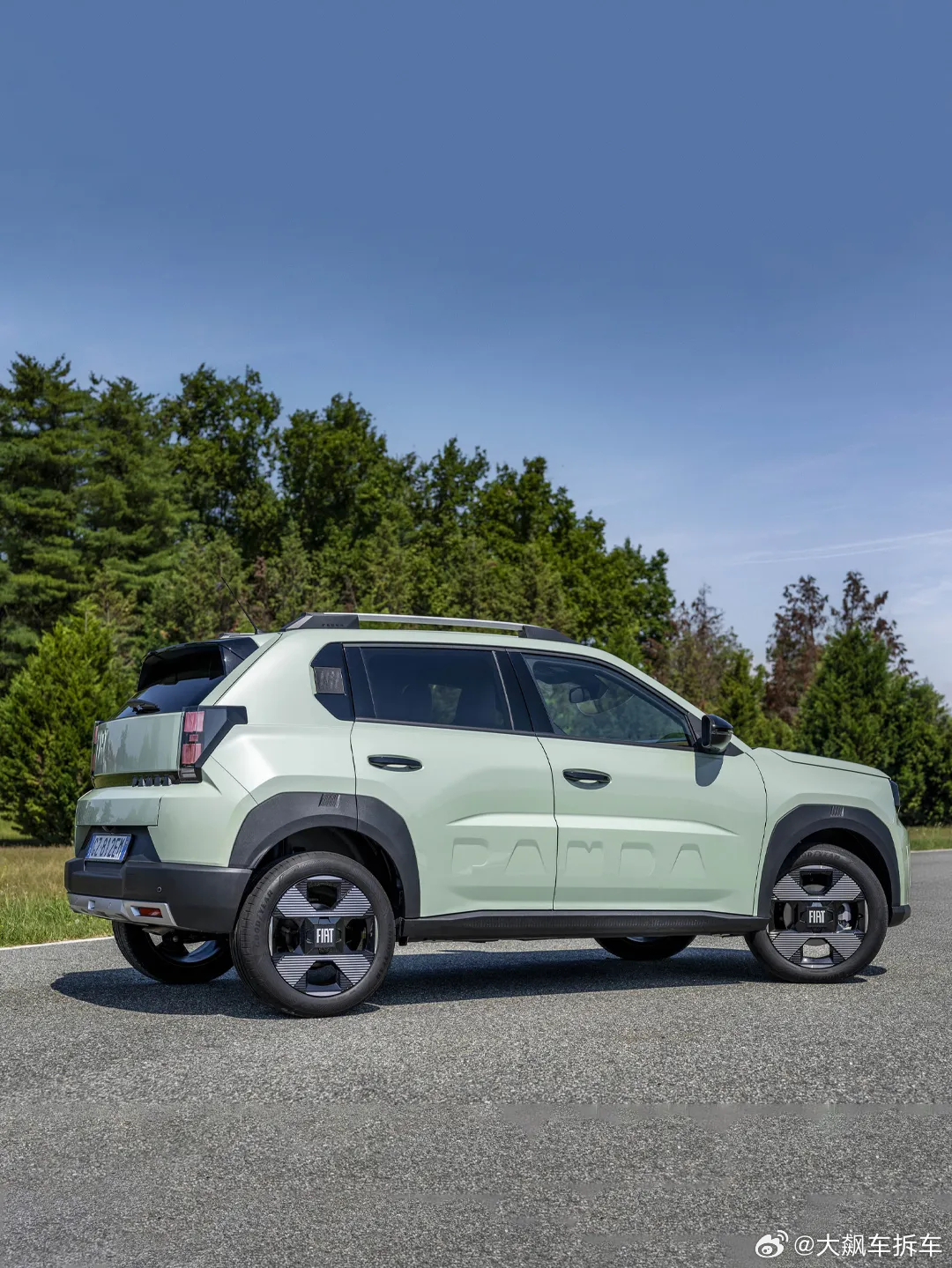 菲亚特最近推出了2026款Grande Panda燃油版车型。该车搭载全新1.2