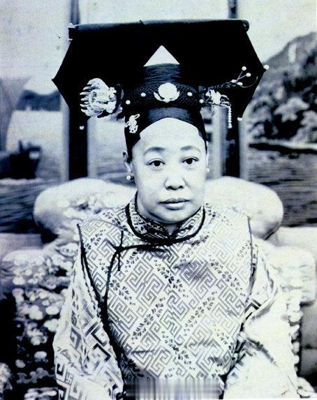 149年前的今天即同治十三年（1874年）八月十五日 ,瑾妃出生。     瑾妃
