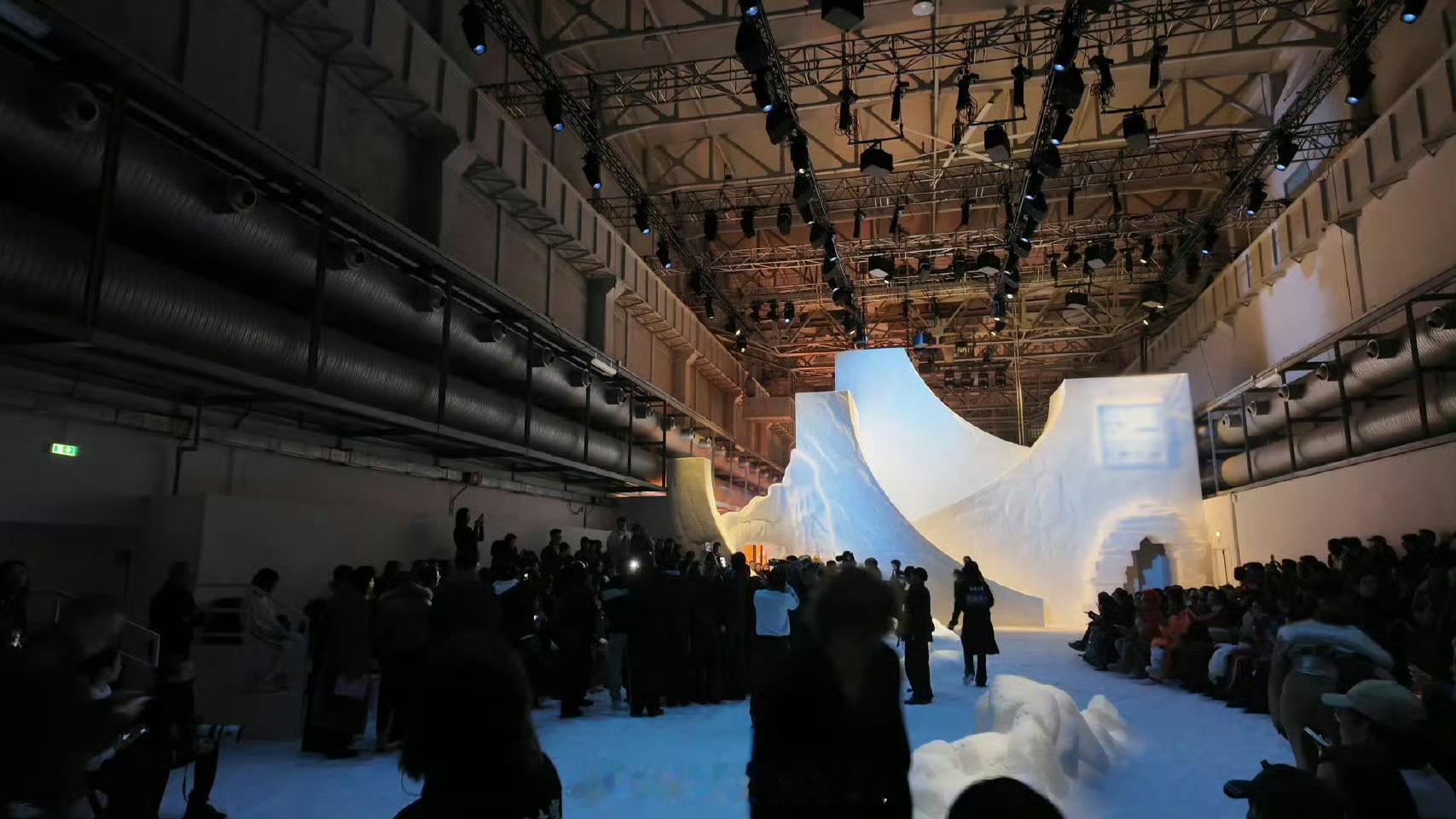 谁把冰雪世界搬进米兰了 广场变身露天溜冰场，冰刀划过冰面的声音超治愈，周边还有暖