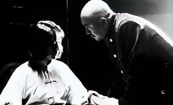 1941年，汉奸头子周世奎半夜审讯女地下党，当他掀开对方头发时，却瞬间面如死灰，