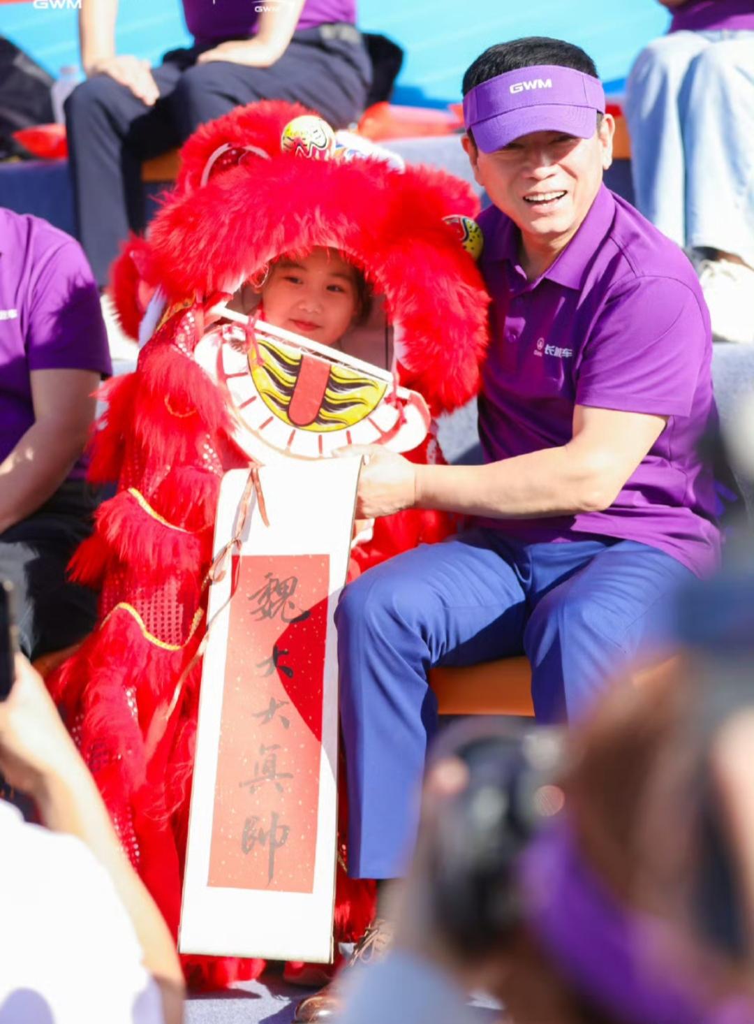 魏建军在9月30日发文说，祝大家取得好成绩，同时在平时生活中也不要忘记锻炼身体。