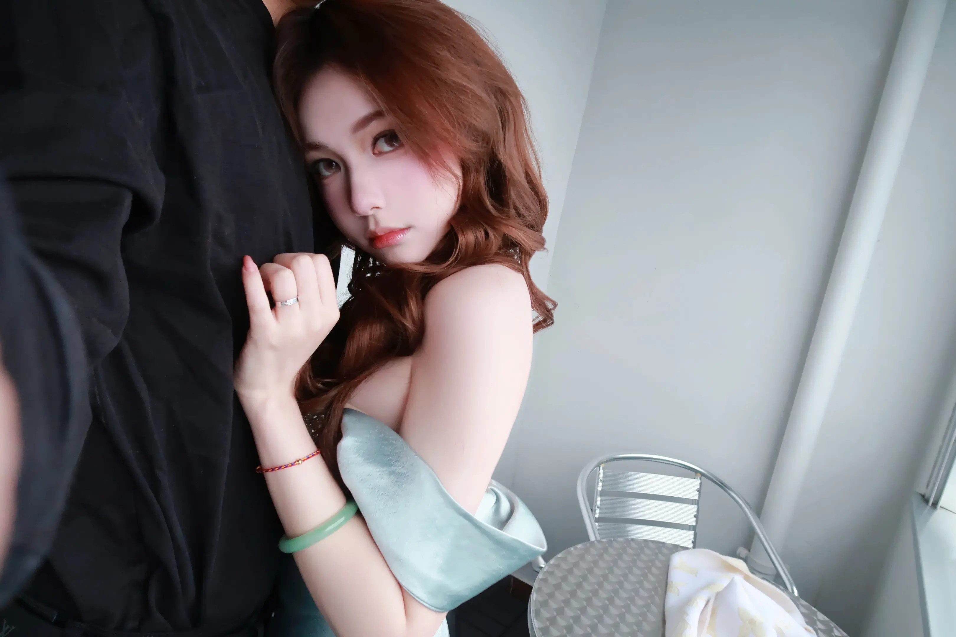 丈夫宽厚的肩膀不仅有责任还有妻子的小腿