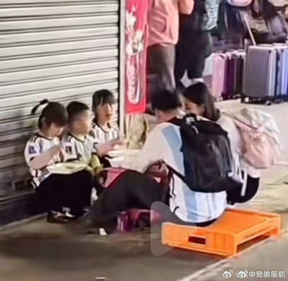 梅西发微博互联网是有记忆的，2024年2月的香港行，梅西展示了双手插兜从容晃倒几