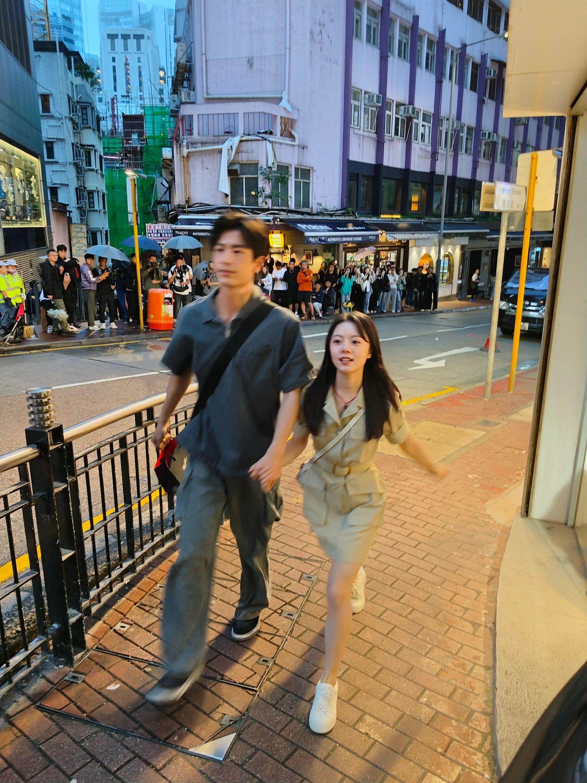 网友拍到张凌赫和赵今麦新剧香港路透，还以为是素人小情侣 