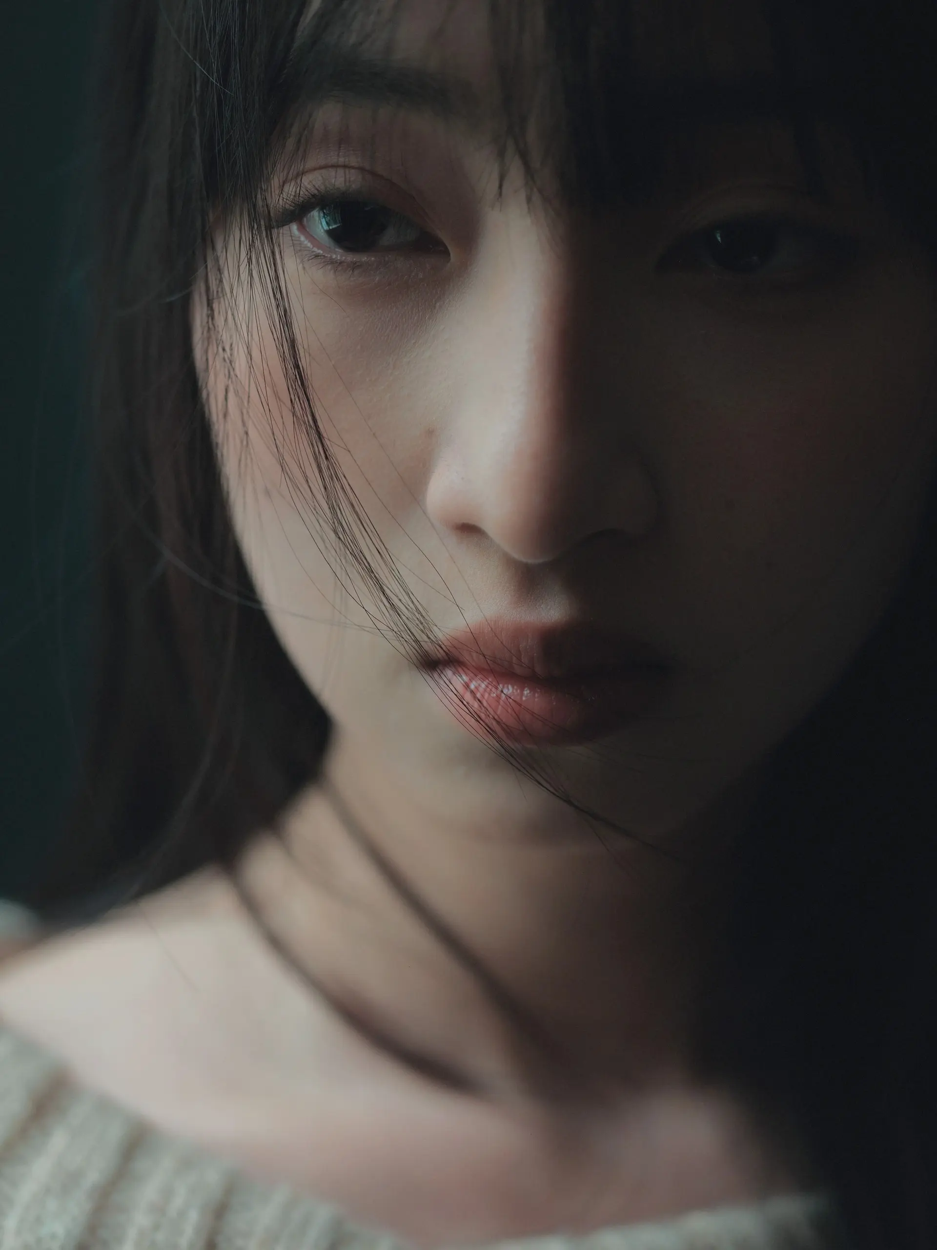 一些情绪拉满的特写｜人像摄影作品。