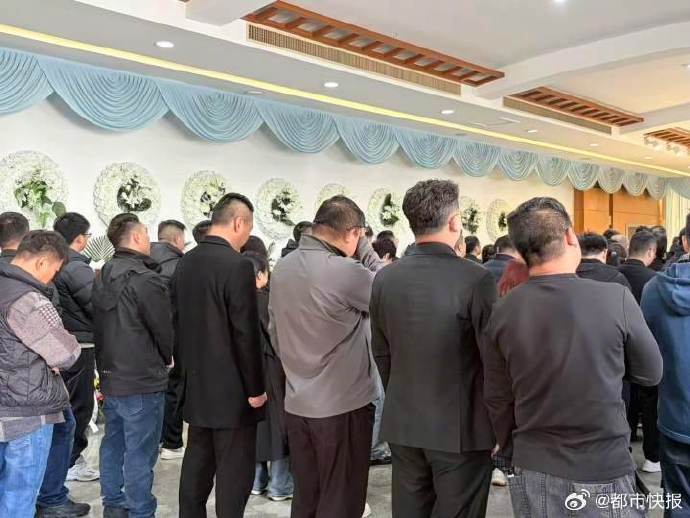 #45岁男子心梗离世2天前还在跑马拉松# 3月28日上午，杭州一家殡仪馆的一间告